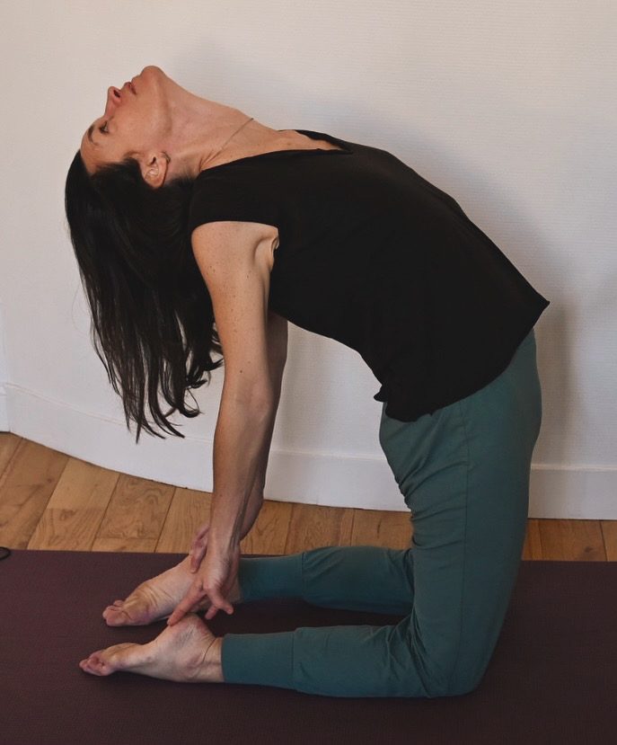 Julie Sablé Lartigue en posture du chameau (yoga)