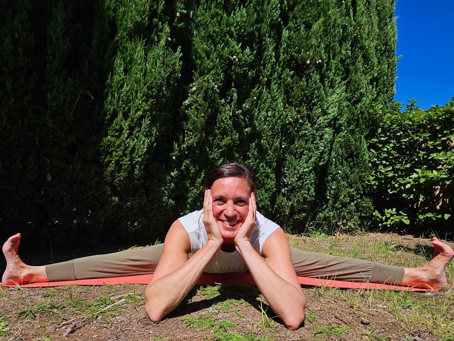 Julie Sablé en posture de grand écart (Hanumanasana), pratique de Hatha yoga en pleine nature