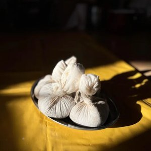 Cure Herbs Pinda, ponchos d’herbes pour la cure