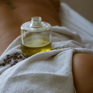 Huile de massage ayurvédique et brins de lavande