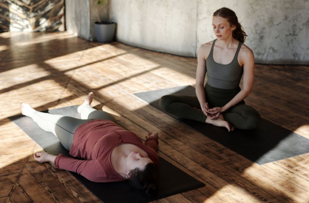 Séance de yoga doux : relaxation allongée accompagnée, dans une lumière apaisante